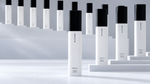 Flacons REPOVE Solution A du 6G AB Solution alignés sur des marches blanches
